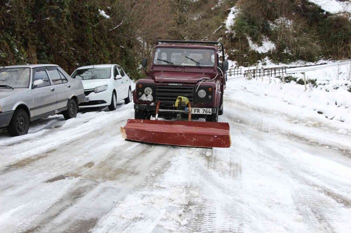 Trabzon’da, kendi yaptığı kar küreme aracıyla yolları açtı