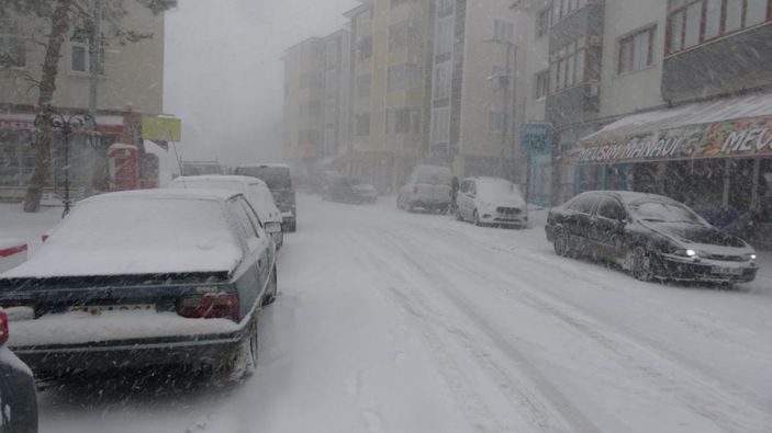 Kastamonu'da kar kalınlığı 60 santimetreyi geçti