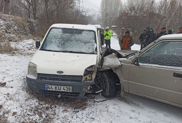 i Malatya'da kar, trafik kazalarına neden oldu