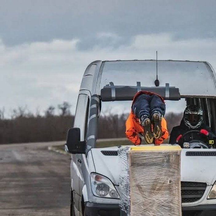 Rus dublör 80 km hızla giden minibüsün içinden geçti