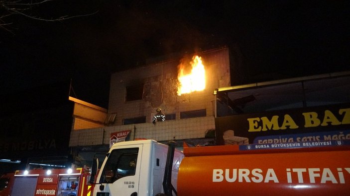 Bursa'da 3 katlı kullanılmayan binada yangın çıktı