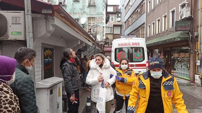 Zonguldak'ta, çatıdan kopan saclar 2 kişinin üzerine düştü