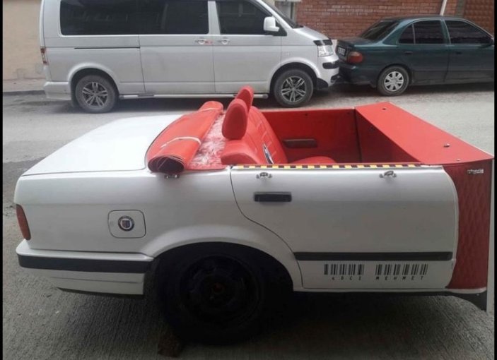 Eskişehir'de eski model otomobilden yapılmış römorku satılığa çıkardı