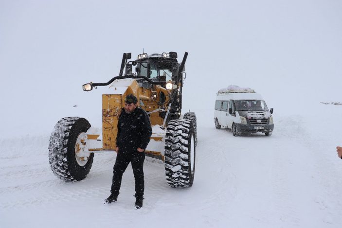 D Ağrı'da, karda mahsur kalanların yardımına ekipler yetişti