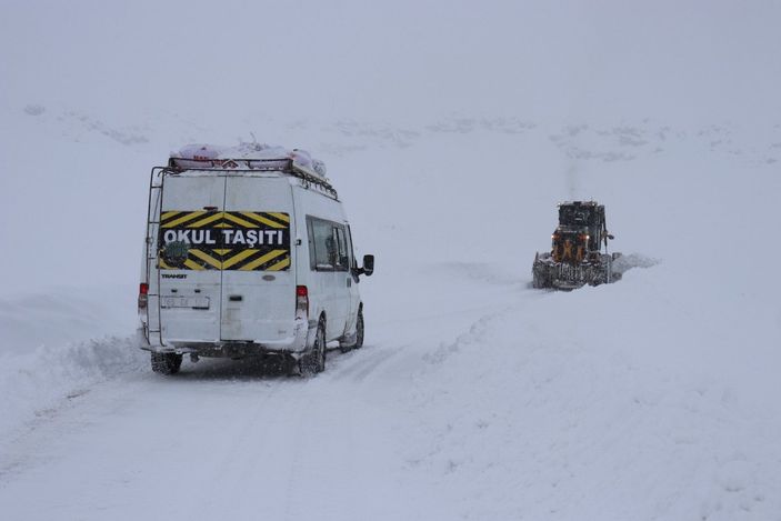 D Ağrı'da, karda mahsur kalanların yardımına ekipler yetişti