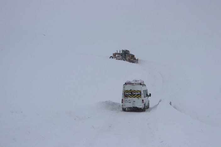 D Ağrı'da, karda mahsur kalanların yardımına ekipler yetişti