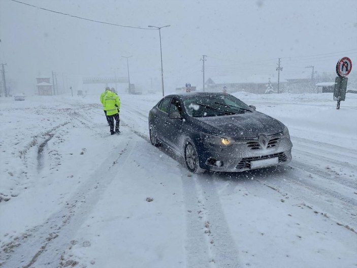 Bolu'da ulaşım, kar yağışı nedeniyle aksadı