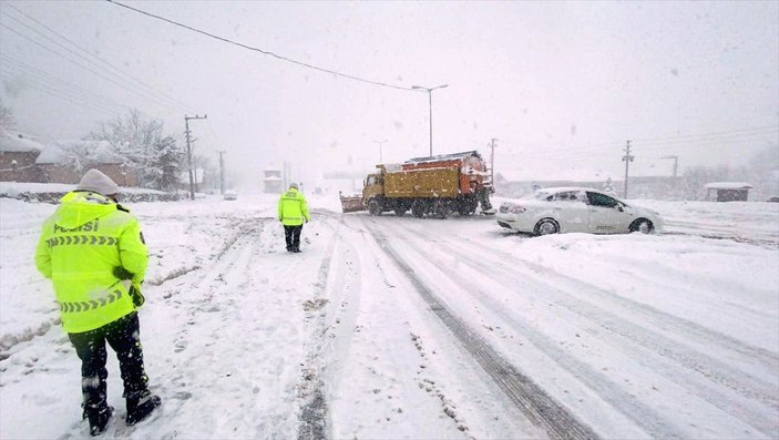 Bolu'da ulaşım, kar yağışı nedeniyle aksadı