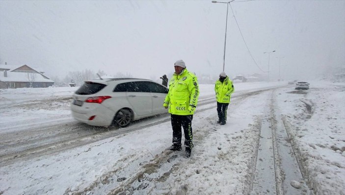 Bolu'da ulaşım, kar yağışı nedeniyle aksadı