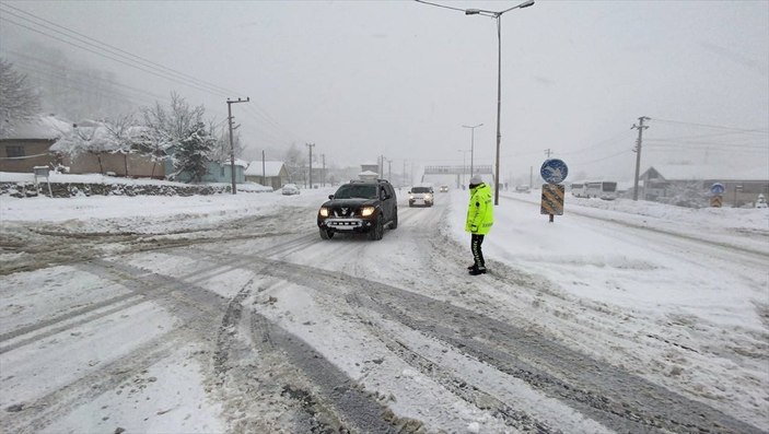 Bolu'da ulaşım, kar yağışı nedeniyle aksadı