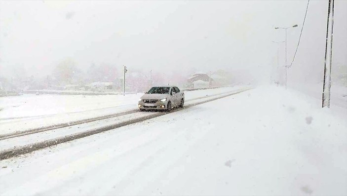 Bolu'da ulaşım, kar yağışı nedeniyle aksadı