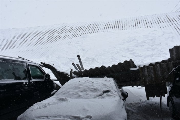 Malatya'da kar yağışı nedeniyle çatı çöktü