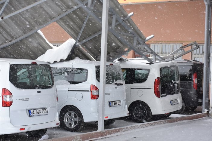 Malatya'da kar yağışı nedeniyle çatı çöktü
