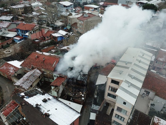 Bursa'da ailesine kızıp evini yaktı