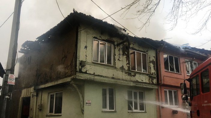 Bursa'da ailesine kızıp evini yaktı