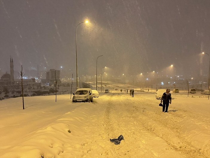 Gaziantep'te yoğun kar yağışı ulaşımı güçleştirdi
