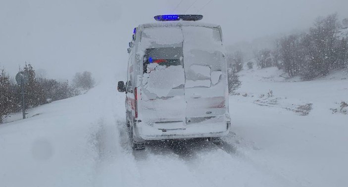 Mardin’de kar yolları kapadı, ambulansta doğurdu