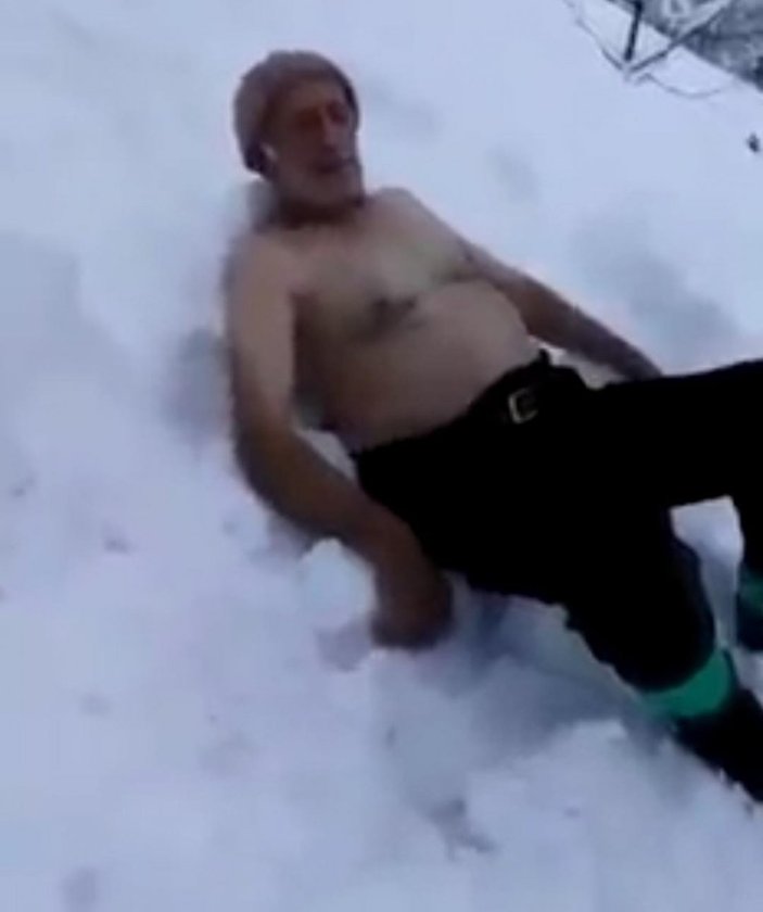Rize'deki adam, yarı çıplak kar banyosu yaptı