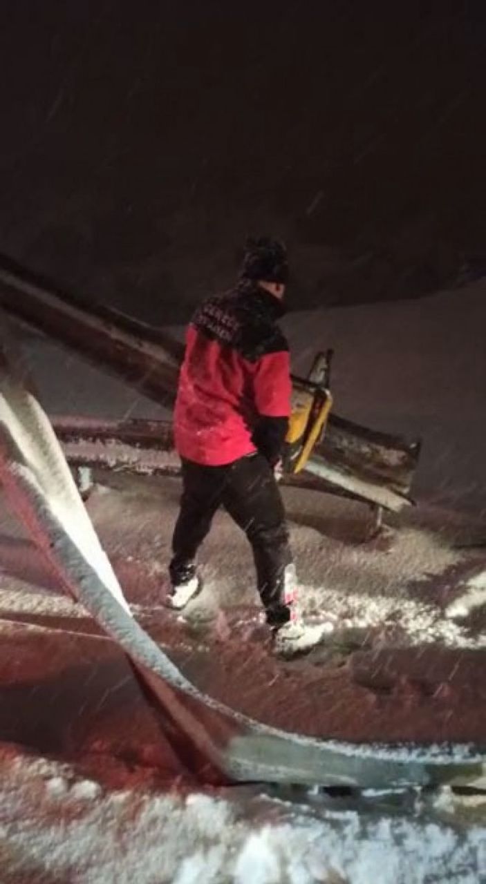 Bolu'da, kaza yapan otobüste mahsur kalan 27 yolcu kurtarıldı