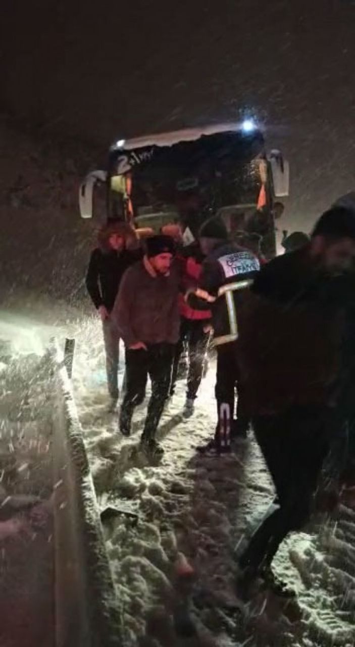 Bolu'da, kaza yapan otobüste mahsur kalan 27 yolcu kurtarıldı