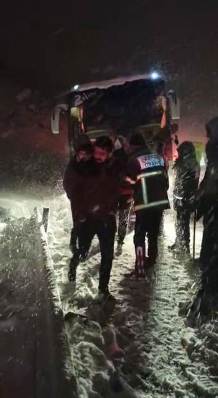 Bolu'da, kaza yapan otobüste mahsur kalan 27 yolcu kurtarıldı