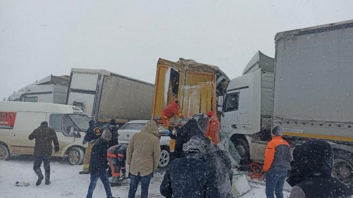 Mardin'de kar yağışı nedeniyle feci kaza: 3 ölü