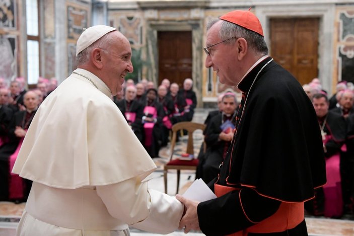 Papa Francis'in sağ kolu Parolin, koronavirüse yakalandı
