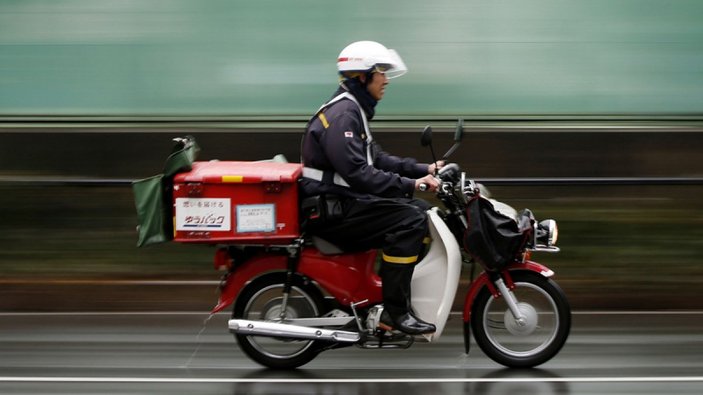 Japonya’da postacı, üşendiği için 7 bin gönderiyi çöpe attı