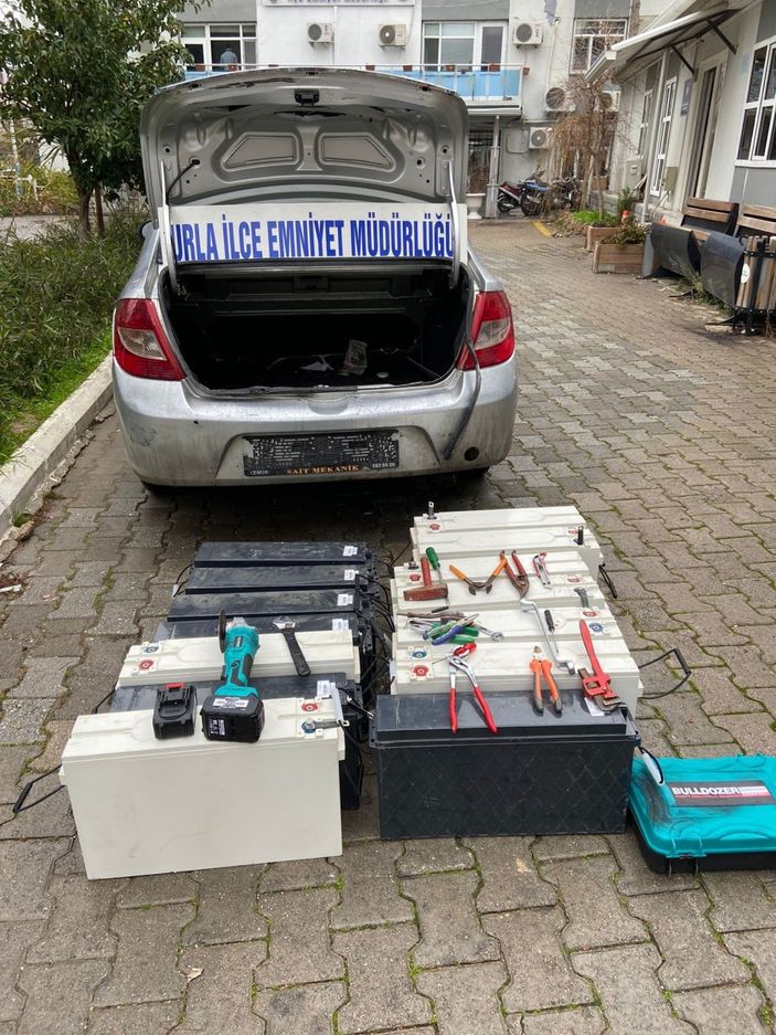 İzmir'de 100 bin lira değerinde akü çalan şüpheliler tutuklandı
