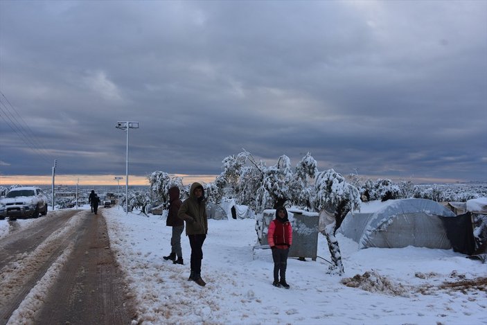 Suriyeli mültecilerin karla kaplı bölgede yaşam mücadelesi