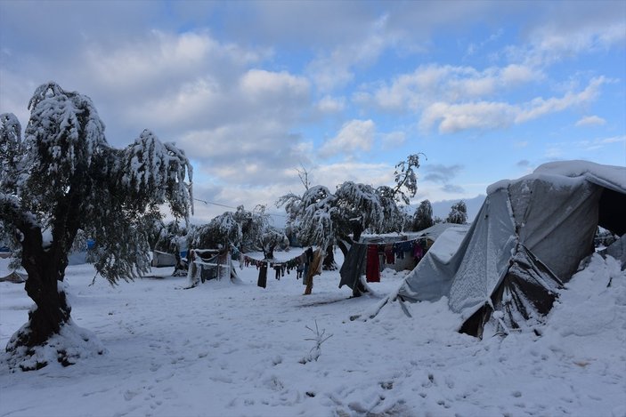 Suriyeli mültecilerin karla kaplı bölgede yaşam mücadelesi