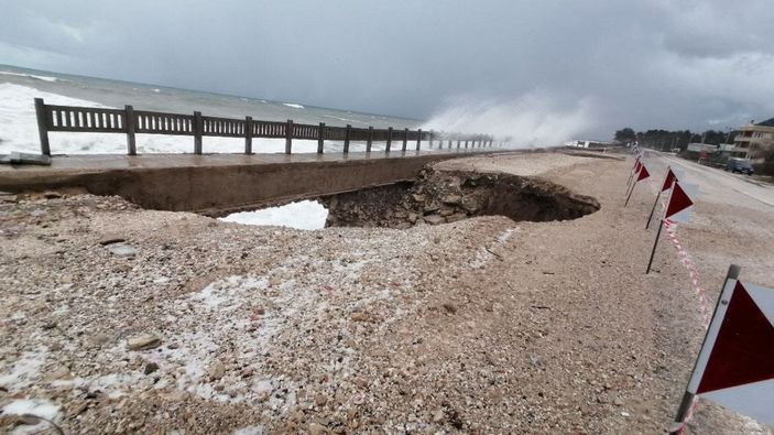 Kastamonu’da, sahil yolu çöktü