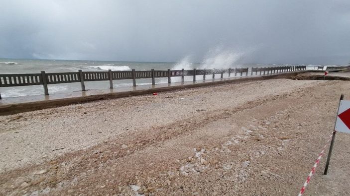 Kastamonu’da, sahil yolu çöktü