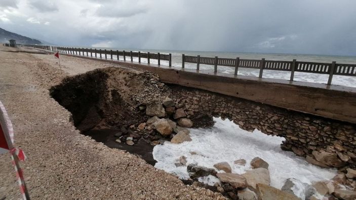 Kastamonu’da, sahil yolu çöktü