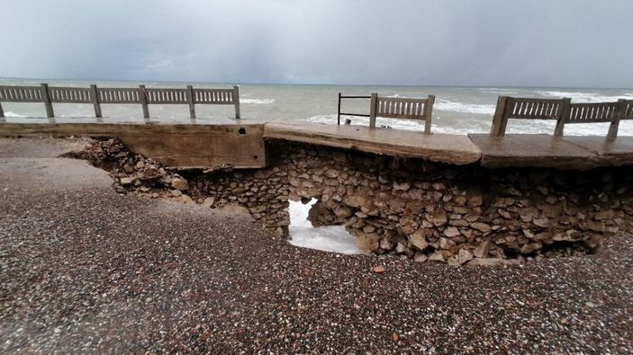 Kastamonu’da, sahil yolu çöktü