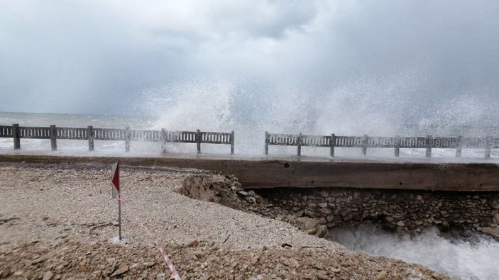 Kastamonu’da, sahil yolu çöktü