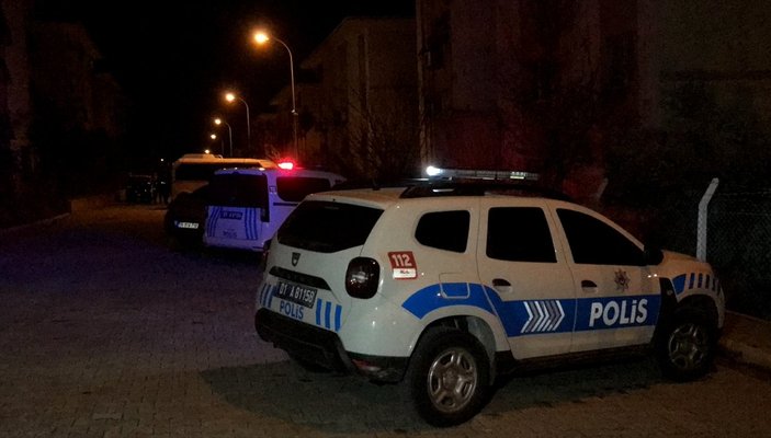Adana'da eşinin saldırısına uğrayan kadını polis kurtardı