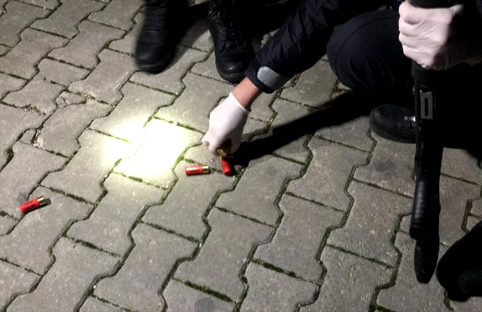 Adana'da eşinin saldırısına uğrayan kadını polis kurtardı