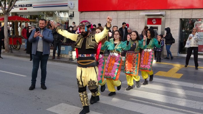 Antalya'da dikkat çekmek için yaya geçidinde folklor oynadılar