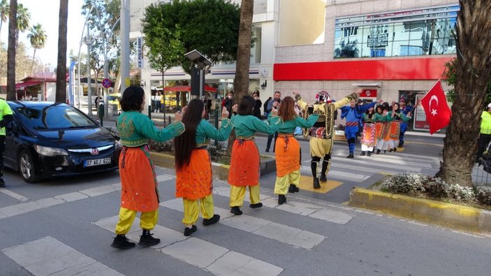 Antalya'da dikkat çekmek için yaya geçidinde folklor oynadılar