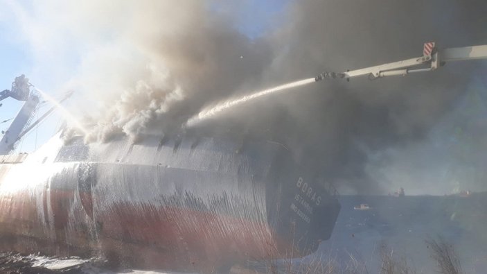 Kartal'da iskeleye bağlı gemide yangın
