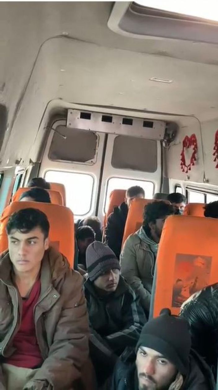 i Göçmen kaçakçılarına operasyon: 17 gözaltı