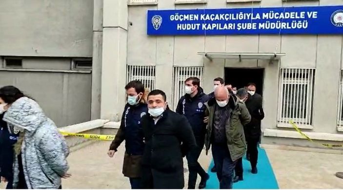 i Göçmen kaçakçılarına operasyon: 17 gözaltı