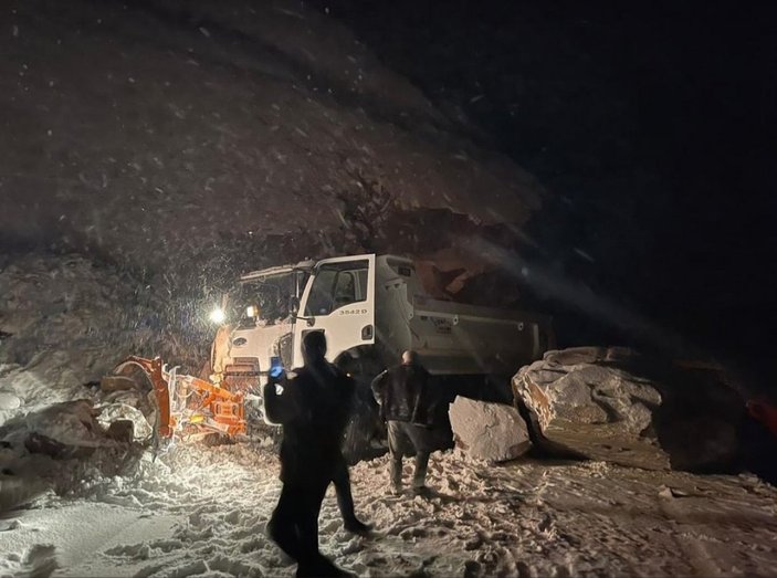 Dev kayalar Şırnak'ta ilçe yolunu ulaşıma kapattı