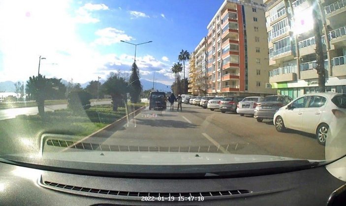 Antalya’da, patenli gençlerin trafikteki tehlikeli yolculuğu