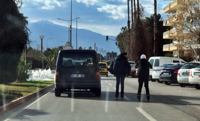 Antalya’da, patenli gençlerin trafikteki tehlikeli yolculuğu