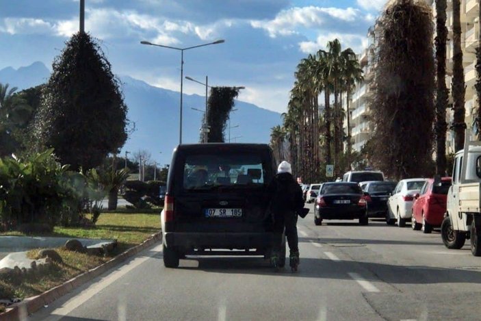 Antalya’da, patenli gençlerin trafikteki tehlikeli yolculuğu