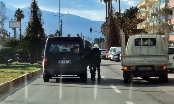 Antalya’da, patenli gençlerin trafikteki tehlikeli yolculuğu