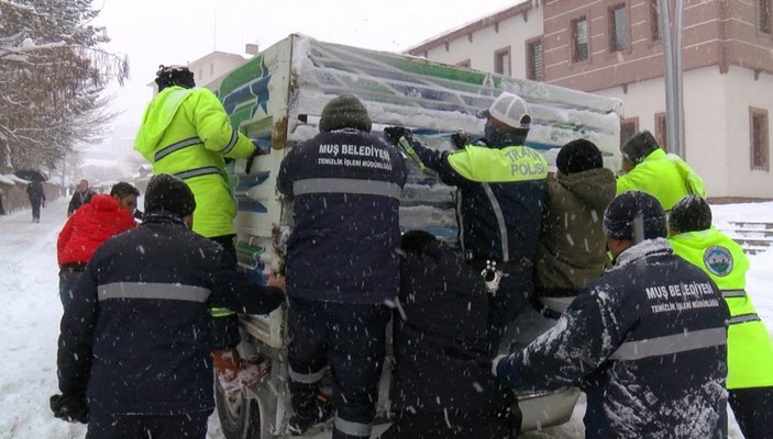 Muş’ta, yolda kalan araçları polis ekipleri itti