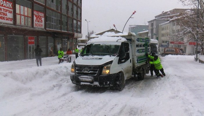 Muş’ta, yolda kalan araçları polis ekipleri itti